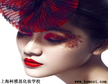 雙眼皮女孩怎么化眼妝更好看？化妝培訓學校
