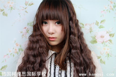 柯模思教你戴美瞳如何化眼妝？