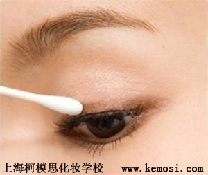 如何可以讓自己看起來更年輕？粉嫩減齡妝不可少！上海柯模思化妝學校