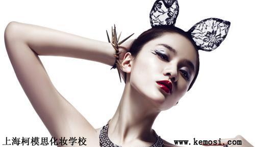 皮膚黑的人應該怎么化妝更好看？美麗依然可以hold住，上?？履Ｋ蓟瘖y學校