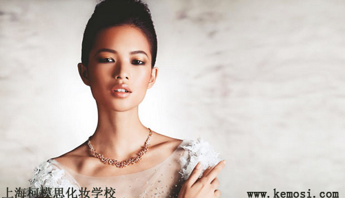 皮膚黑的人應該怎么化妝更好看？美麗依然可以hold住，上?？履Ｋ蓟瘖y學校
