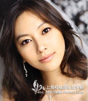 如何快速化韓式裸妝_上海柯模思化妝學校