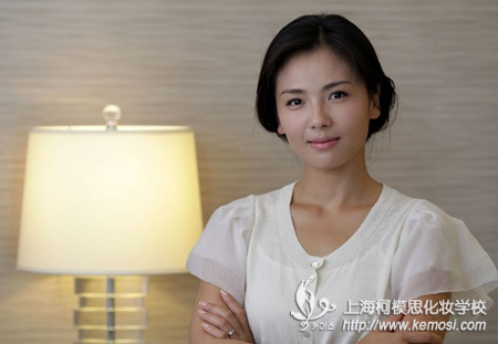 我想學(xué)化妝，能在網(wǎng)上學(xué)化妝嗎？之劉濤在電視劇《賢妻》中的劇照，以淡妝出境，更顯得她的優(yōu)雅與自然之美