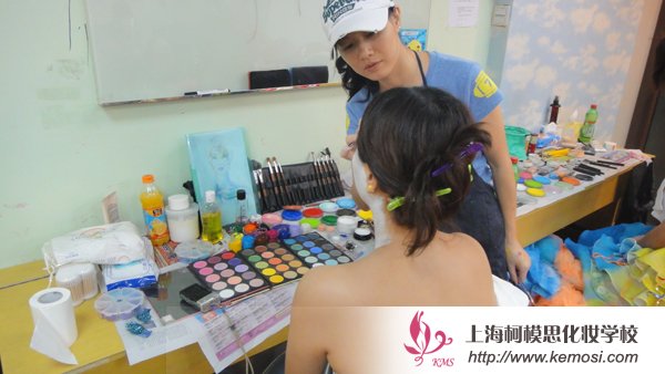 學(xué)員正在給模特打底妝