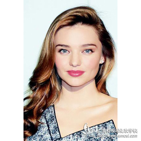 彩妝師打造妝容有何絕技呢？柯模思化妝學校教你偷師明星彩妝師的妝容技巧之Miranda Kerr的蘋果肌