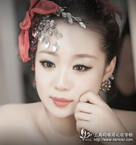 新娘妝培訓(xùn)去哪里比較好？新娘妝課程有哪些？之每個(gè)女孩都在幻想著成為美麗的新娘那一天的到來(lái)，而若想成為這份美麗的締造者，你需要新娘彩妝培訓(xùn)