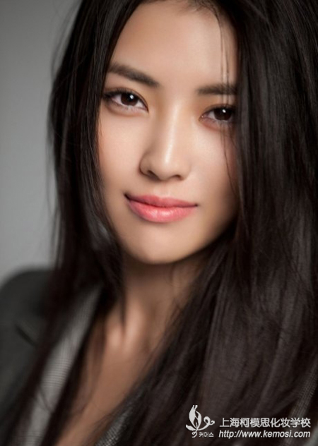 應(yīng)聘化妝師化什么妝容合適？在妝容里蘊(yùn)藏何種心機(jī)？之化妝師在求職妝容背后要蘊(yùn)藏何種心機(jī)呢？心機(jī)自然是藏在妝面與穿著上了