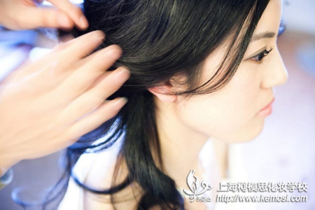 化妝師如何找工作？難不難？之作為締造美的藝術家，化妝師找工作難不難？