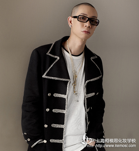 沒(méi)有高學(xué)歷的男生學(xué)什么有前途？學(xué)化妝好不好？之男生沒(méi)有高學(xué)歷，選擇去學(xué)化妝很不錯(cuò)，你也有可能成為下一個(gè)ZING