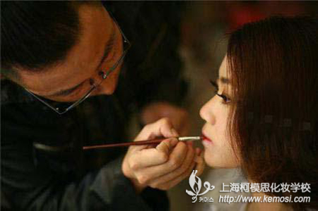 男生可以做什么行業(yè)？做化妝師好嗎？之男生自身所具備的獨(dú)特優(yōu)勢(shì)，很適合化妝行業(yè)