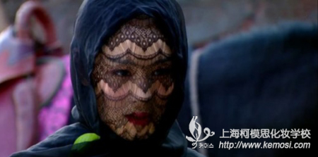 學影視妝可做什么工作？有前途嗎？之最近比較火熱的電視劇當屬于媽的《天龍八部》，演員們的造型被網友們各種吐槽，相信未來的你能在影視中、廣告中等多渠道里創造出更具魅力的造型