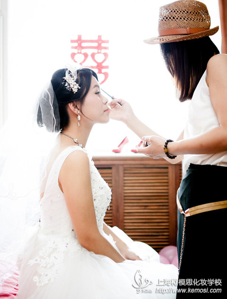如何成為新娘化妝師？該怎么做？之想成為新娘化妝師，何不去化妝學(xué)校培訓(xùn)下呢