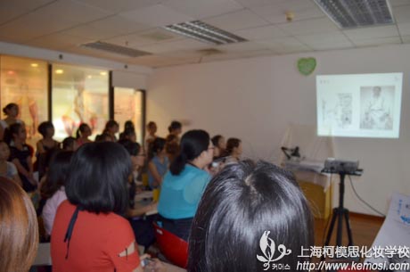 新學生們正在全神貫注的聽老師講解專業化妝師入門的基礎知識