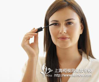 女孩子學(xué)什么有前途？學(xué)化妝好嗎？好就業(yè)嗎？