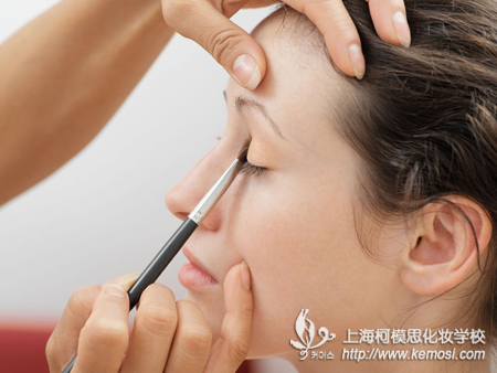 報考化妝師資格證需要什么條件？有何用處？之想為自己建立更多的優勢，選擇去報考化妝師資格證吧