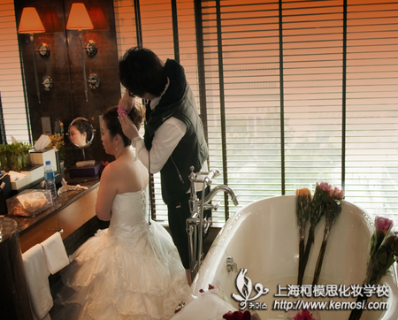 新娘妝培訓(xùn)去哪里比較好？新娘妝課程有哪些？之想成為一名專業(yè)的新娘化妝師，需要專業(yè)的新娘妝培訓(xùn)
