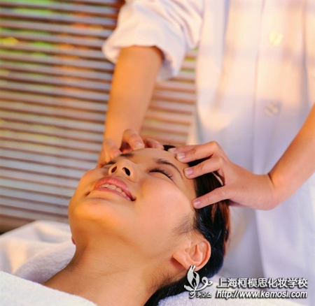 高中畢業女孩學什么好？學化妝好還是學美容好？之學美容有學美容的好處，是一個循序漸進式變美的過程