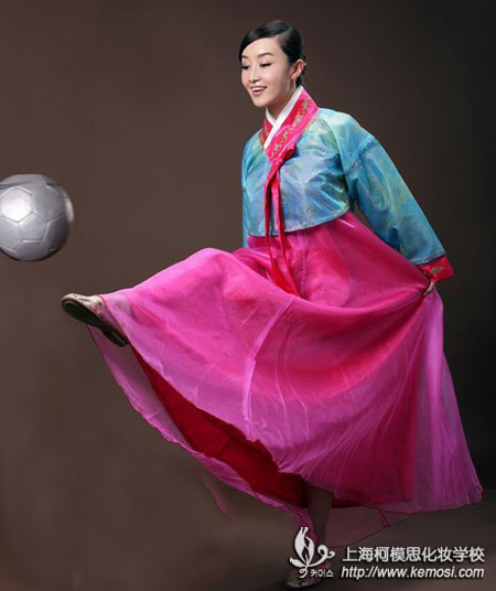 想學《主君的太陽》女主孫曉真的韓式淡妝，上海哪家韓式化妝學校比較好？需要出國學嗎？之上海柯模思化妝學校這樣的老字號韓式化妝學校教你正宗的韓式化妝技術