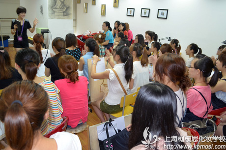 韓國的金老師正在教大家一些簡單的日常交流的韓語