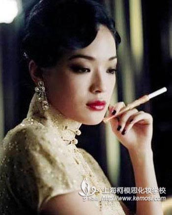如何打造魅惑大眼煙熏妝_上海柯模思化妝學校