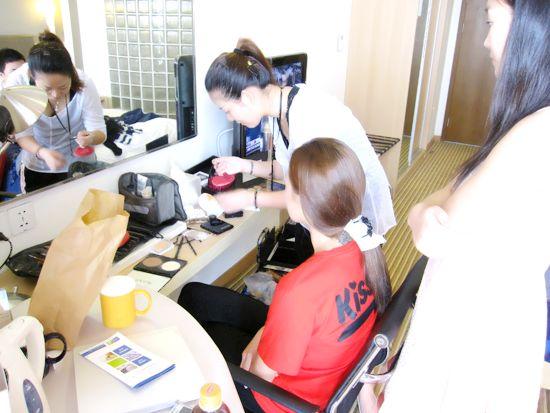     2010年8月12日,柯模思化妝學(xué)校學(xué)員模卡拍攝化妝實習(xí)。