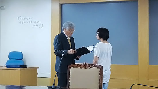 2010年8月27日, 這支代表中國參加世界人體彩繪大賽的團隊, 在韓國啟明文化大學進行了緊張的賽前培訓, 結束后韓國啟明文化大學校長為柯模思化妝學校參賽學員頒發了化妝師證書....