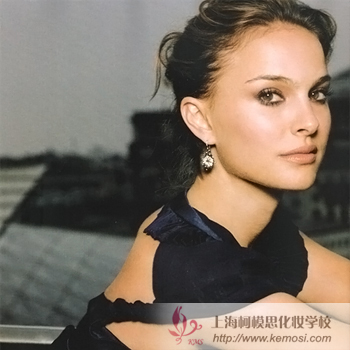 上鏡妝容應注意哪些?復雜燈光下怎么化妝?