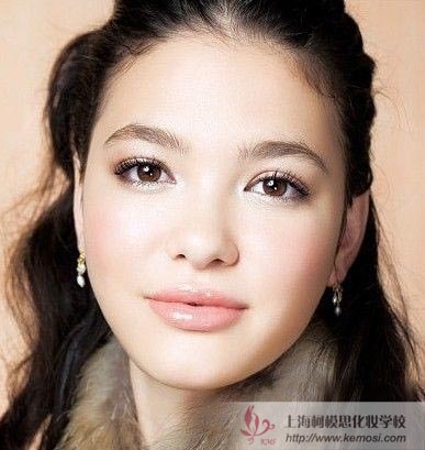 上班怎么化妝?教一款適合白領(lǐng)的清淡自然妝的畫(huà)法?做時(shí)尚OL麗人