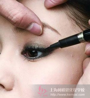 化妝新手怎么畫眼線?教你怎么畫超自然眼線