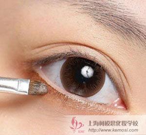 小煙熏怎么畫?教你少女清純小煙熏妝的畫法