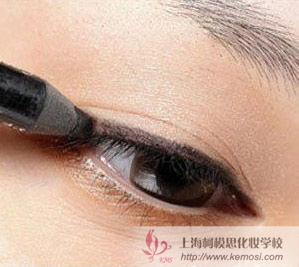 小煙熏怎么畫?教你少女清純小煙熏妝的畫法