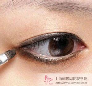 小煙熏怎么畫?教你少女清純小煙熏妝的畫法