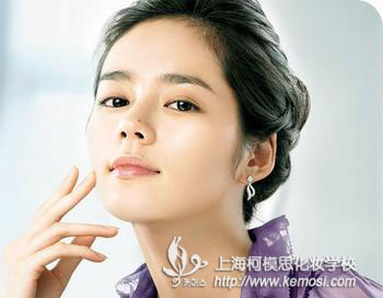 女孩子學什么專業好？學化妝好找工作嗎？有前途嗎？