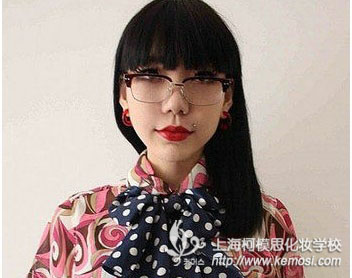 解密吳莫愁地鐵海報嚇哭小孩子造型：明星造型，成也化妝師，敗也化妝師