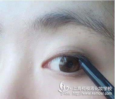 學(xué)化妝的基本步驟是怎樣的？