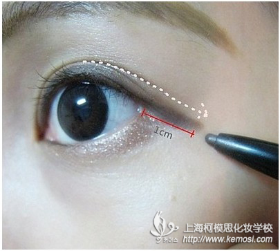 初學(xué)者如何畫眼線？怎樣畫出楚楚動人惹人憐愛的大眼睛？