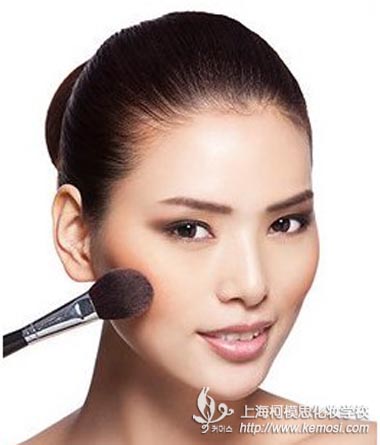 職場(chǎng)白領(lǐng)如何化妝？職業(yè)干練又不失溫柔的白領(lǐng)妝容任君選擇