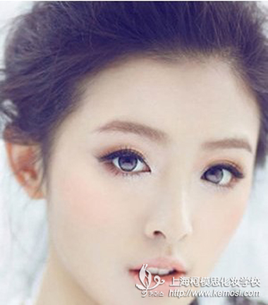 夏天如何化妝不油膩？柯模思教你清新淡雅妝容