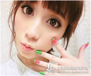 夏天如何化妝不油膩？柯模思教你清新淡雅妝容