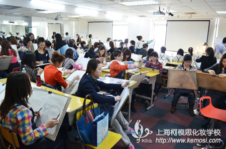 學化妝始于最古老的藝術語言_素描  柯模思課堂藝術氣氛濃厚