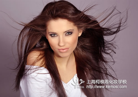 搞定蓬松秀發_上海柯模思化妝學校
