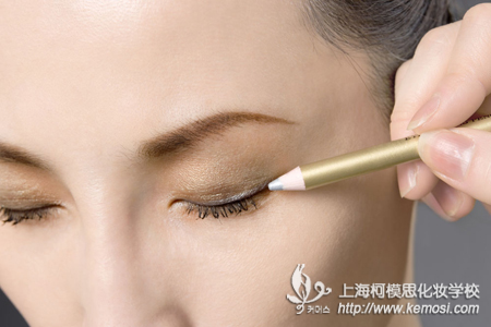 白領(lǐng)如何快速化妝？教你五分鐘輕松打造白領(lǐng)妝容之兩分鐘搞定眼妝