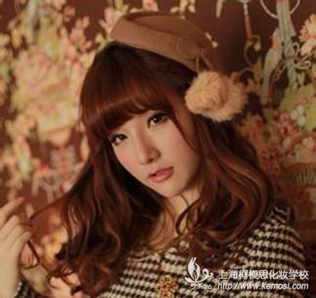 圓臉適合什么發(fā)型？適合什么樣的卷發(fā)？之隨意卷中長發(fā)