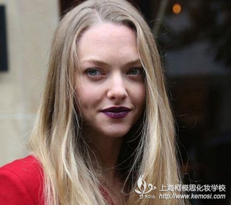 從時尚明星們的搭配，看2013秋冬彩妝流行色之阿曼達(dá)賽弗里德