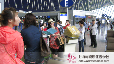 化妝學校學員等待辦理出國登機手續