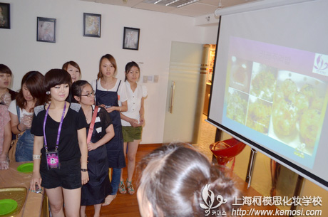 韓國的金老師結合PPT為新同學講解韓式飯團的制作方法