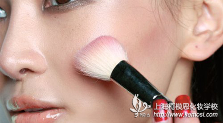 舞臺(tái)妝的畫(huà)法之刷腮紅