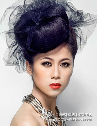 想成為合格的化妝師學(xué)習(xí)新娘妝大概多久？