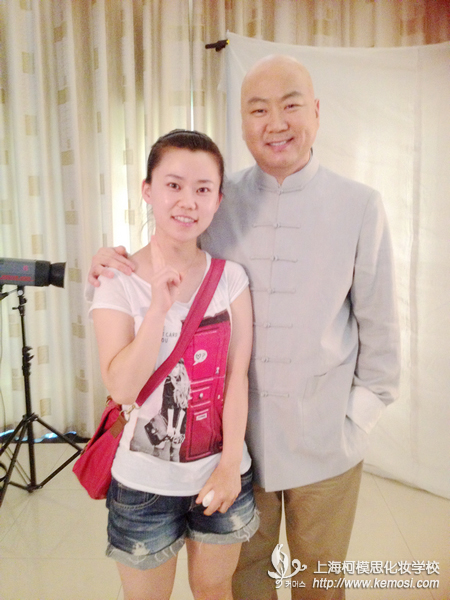 柯模思化妝學(xué)校學(xué)員與郭冬臨合影