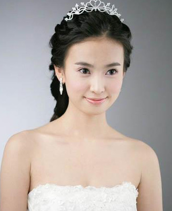 想學(xué)化妝 在影樓店做學(xué)徒好還是在化妝學(xué)校學(xué)習(xí)好？_上海柯模思化妝學(xué)校